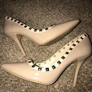 Gently used heels nude (a staple must have)